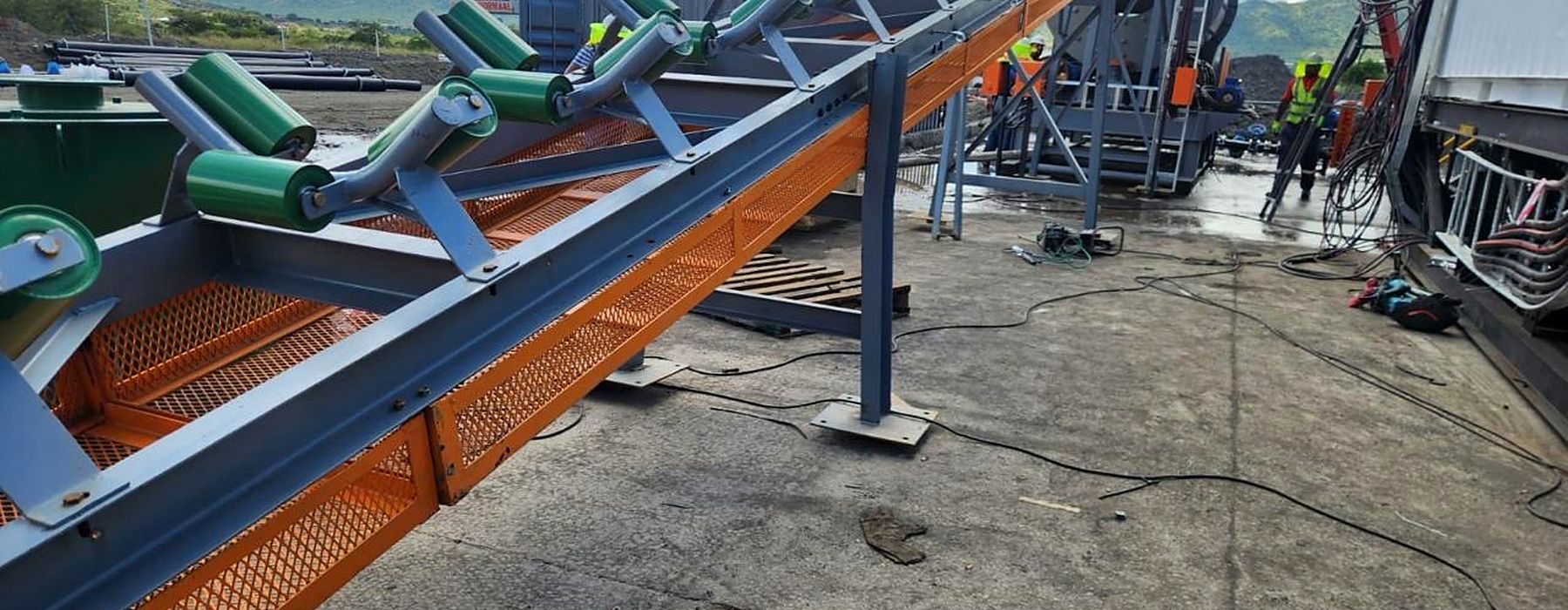 Conveyor installation on a mine site